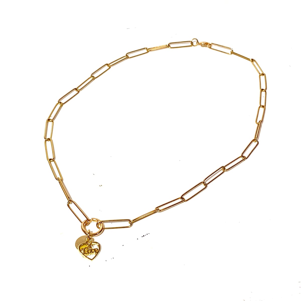 Halsband med paper clip kedja och berlocker