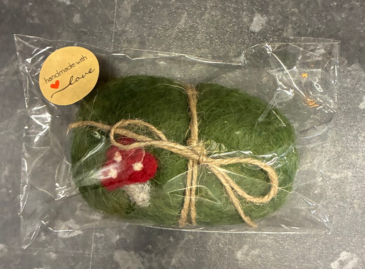 Tvål med ett hölje av ull.