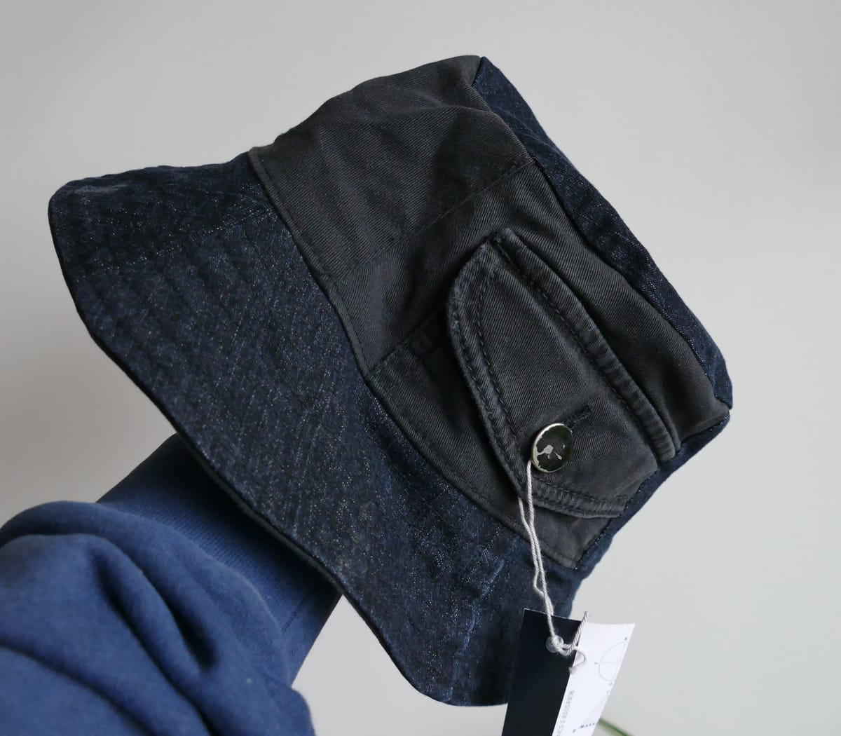 Buckethat/Fiskehatt sydd av svarta jeans. Cool rockig hatt i storlek 61-62 cm.