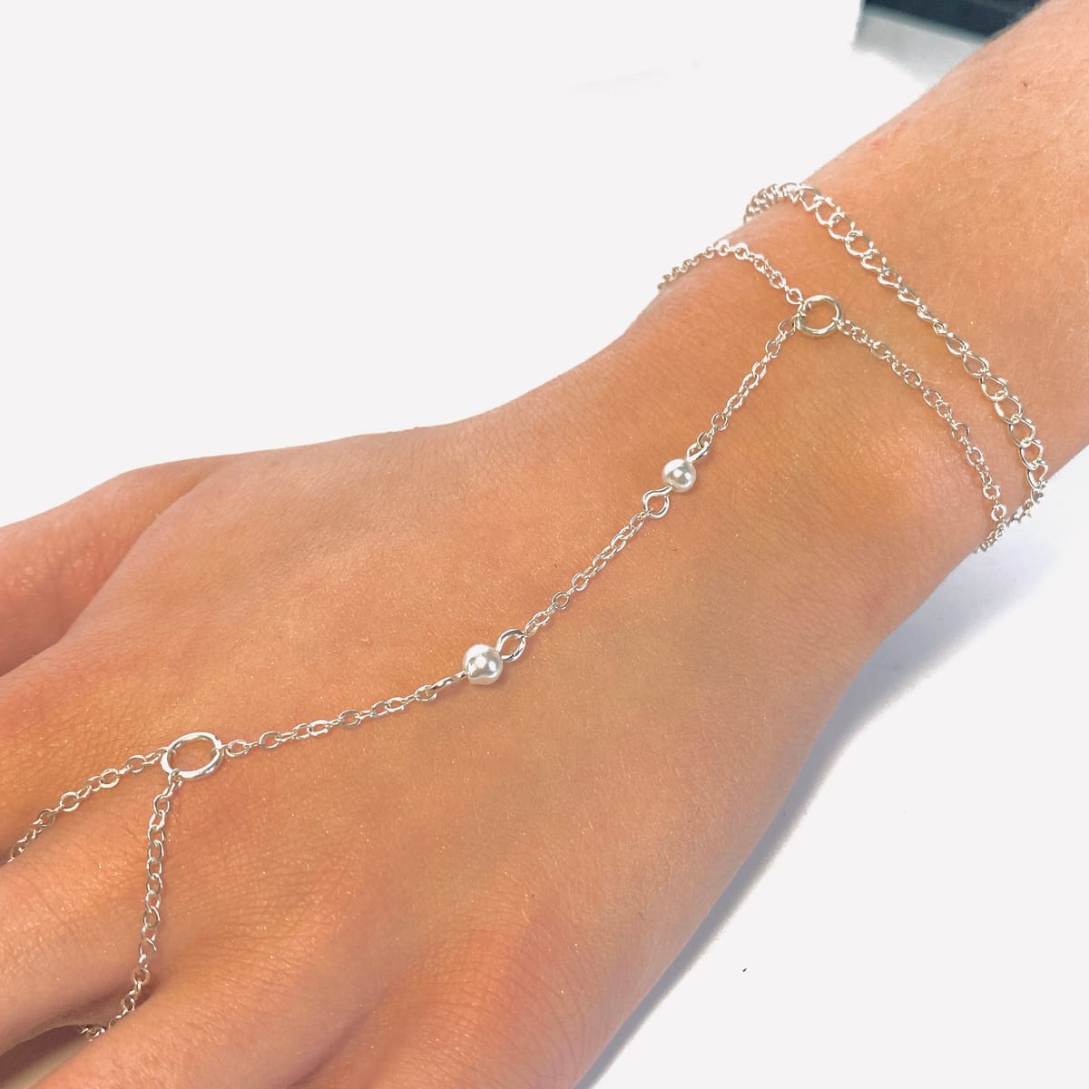 Armband med platinum kedjor och vita pearls