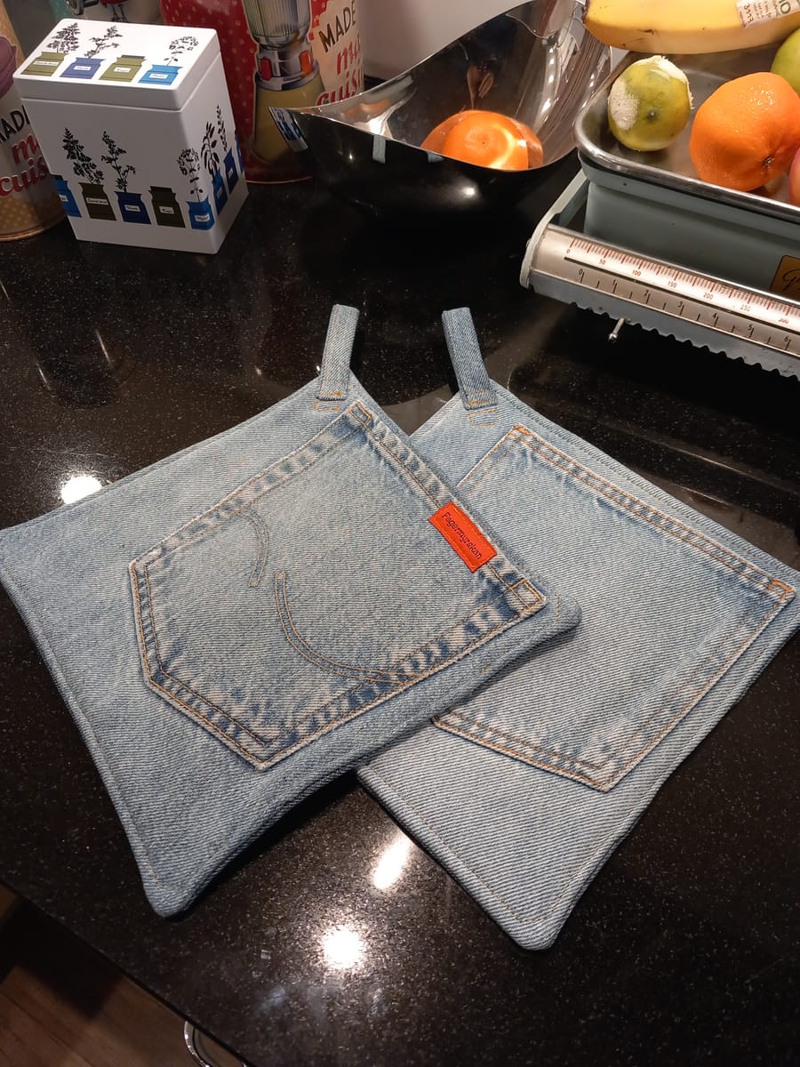 Fina jeansgrytlappar med fickor.