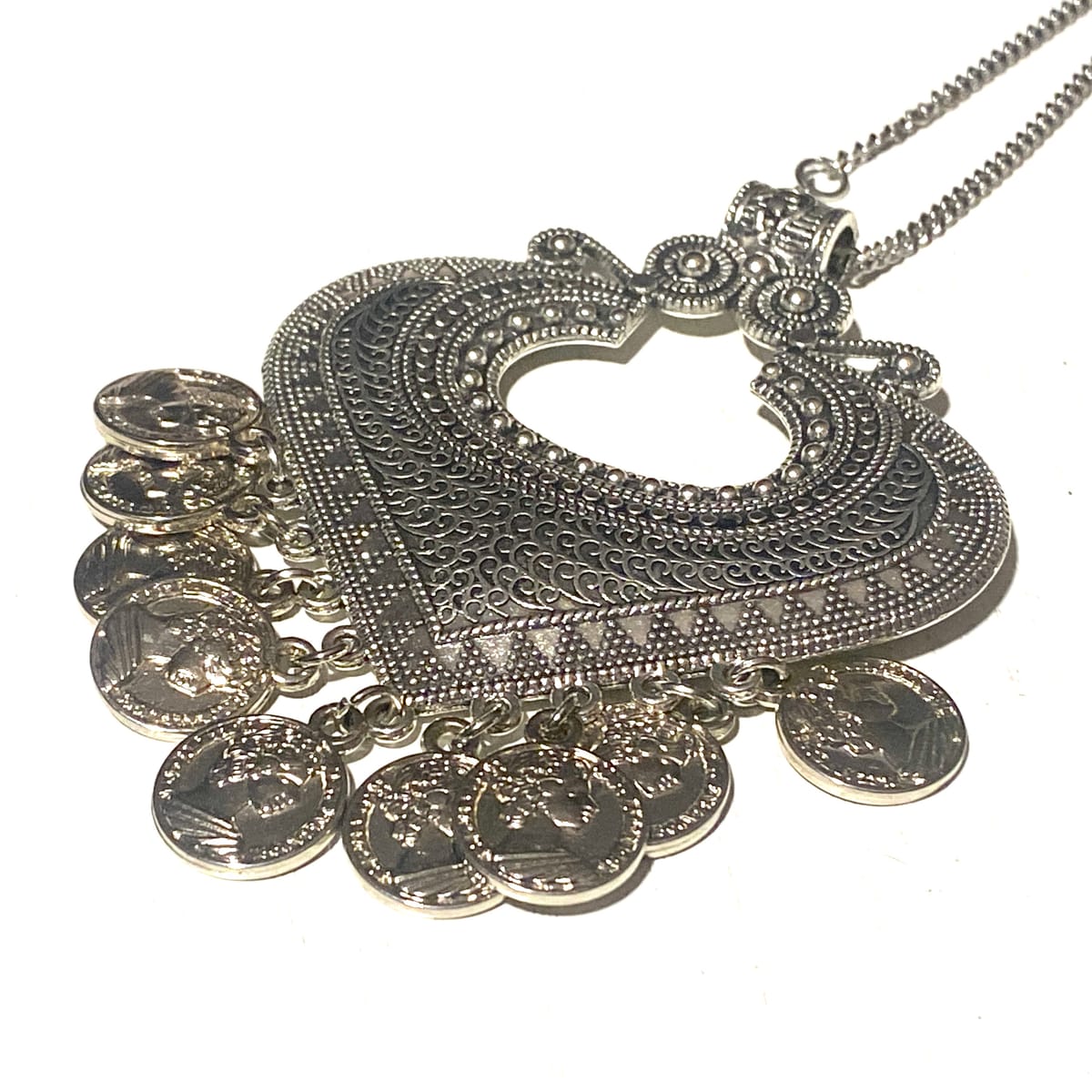 Halsband med stor mönstrad länk