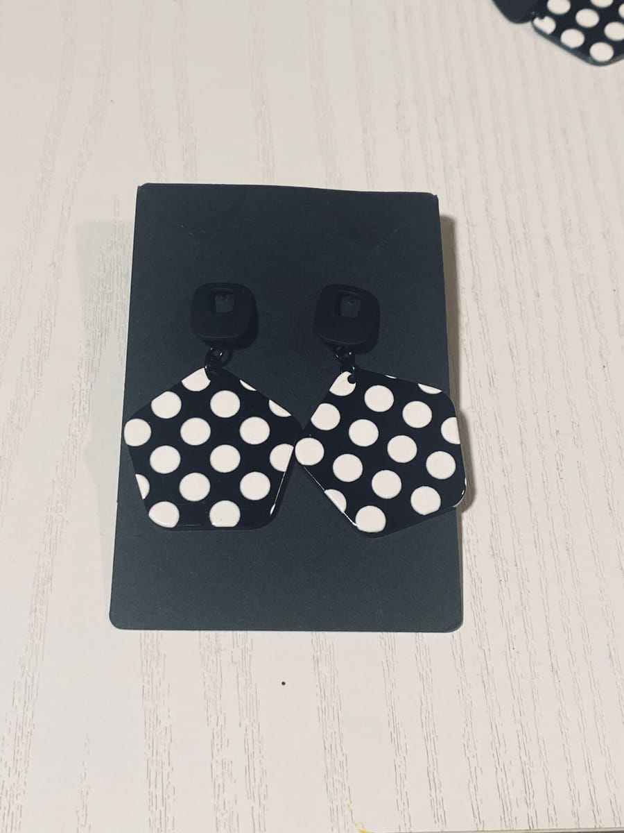 Örhängen svarta med vita prickar