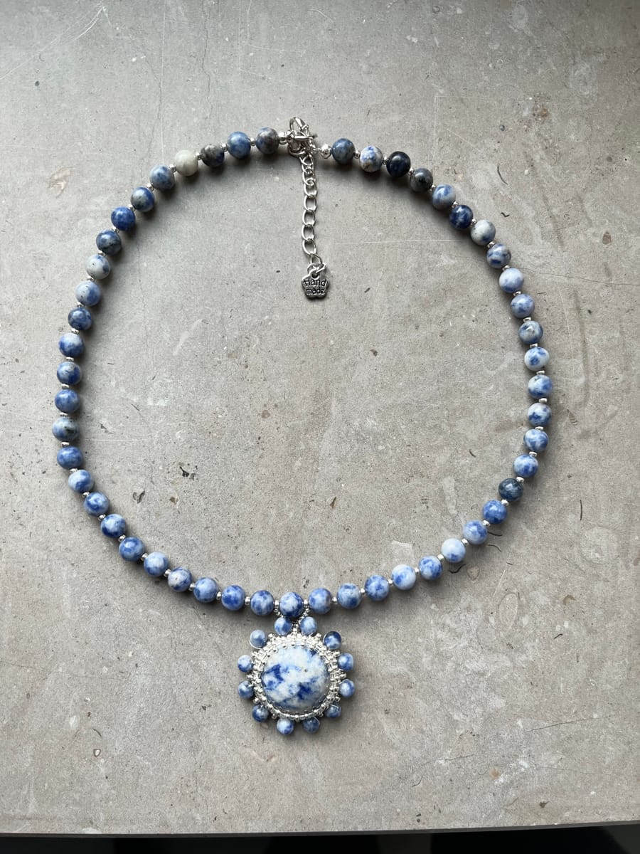 Halsband av naturliga sodalitpärlor