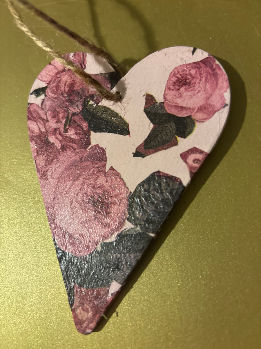 🌸 Handgjorda dekorationshjärtan med rosor – ReDesignByTess & Mikko