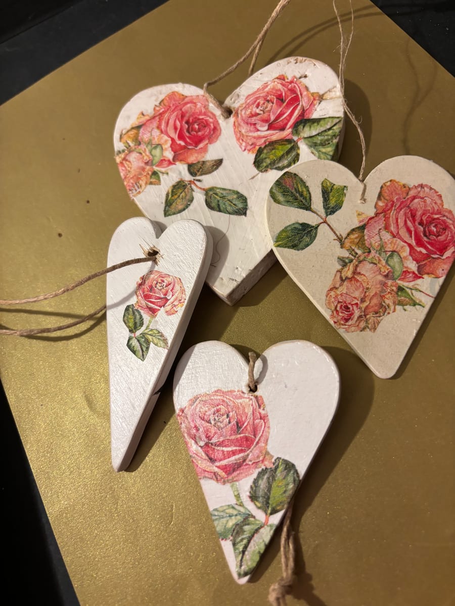 Handgjorda dekorhjärtan i trä – romantiska rosor – säljes som paket