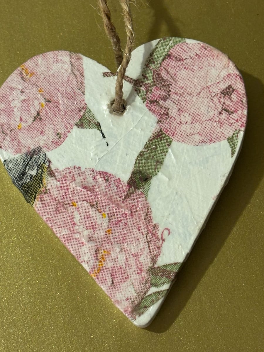 Litet handgjort trähjärta – dekorativ detalj