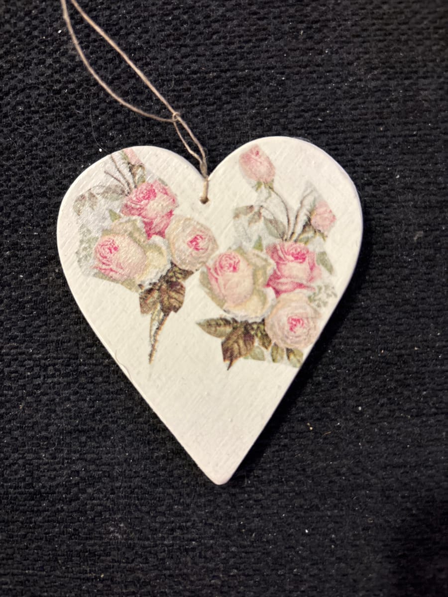 🌸 Handgjorda dekorationshjärtan – ReDesignByTess & Mikko