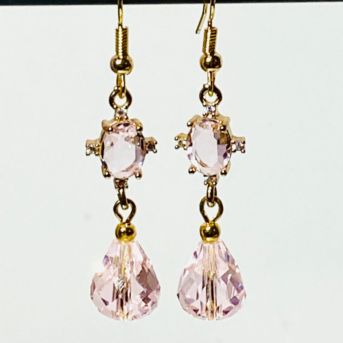 Örhängen med rosa ädelstenar