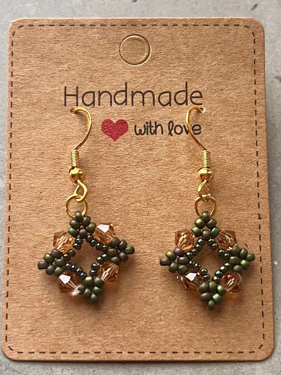 Örhängen i gröna och amberfärgade glaspärlor