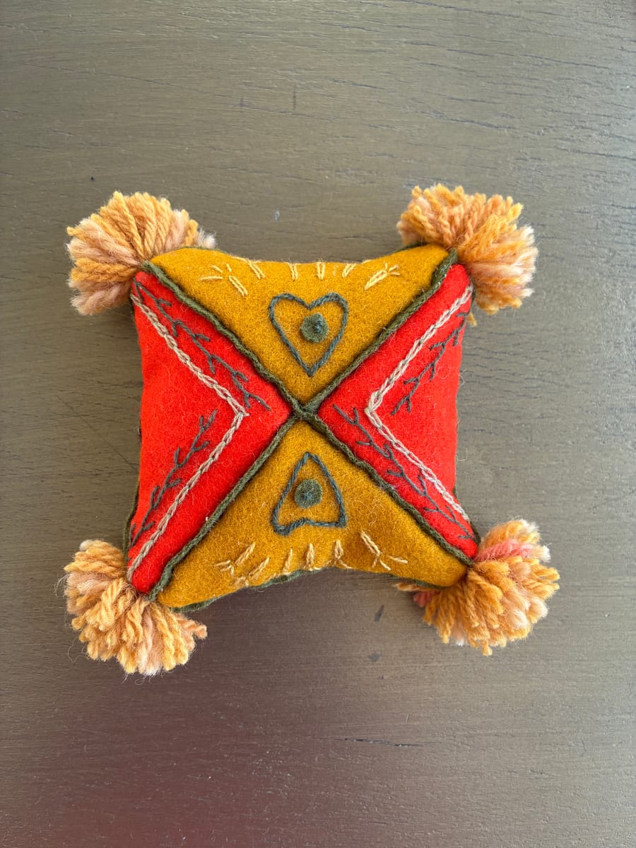 Nåldyna - skarvsöm och yllebroderi