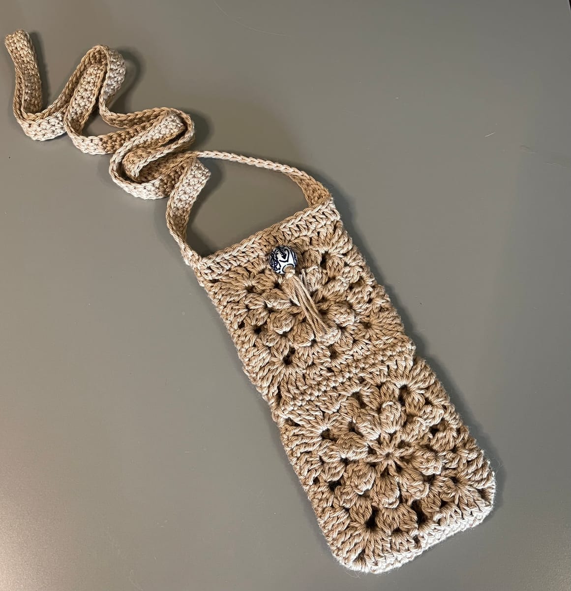 Virkad mobilväska