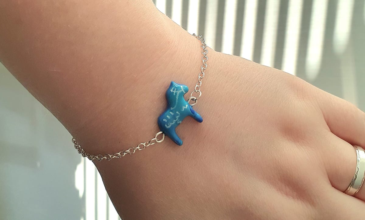 Dalahäst armband i polymerlera och rostfritt stål