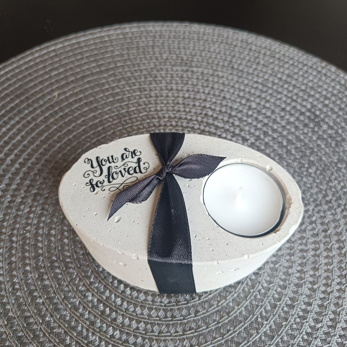 Handgjord värmeljushållare i betong med texten  – "You Are Loved"