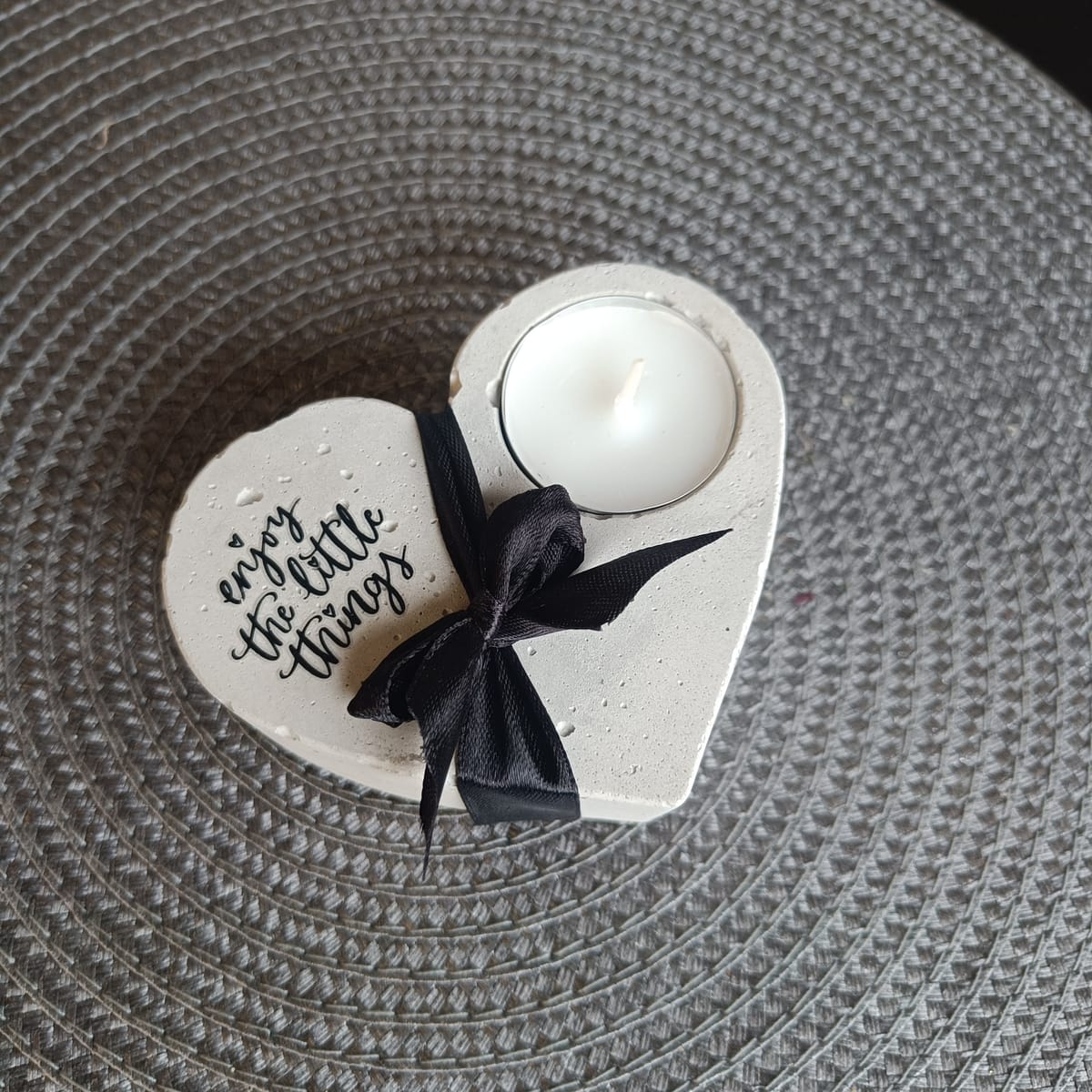 Hjärtformad värmeljushållare i betong med texten "Enjoy the little things"