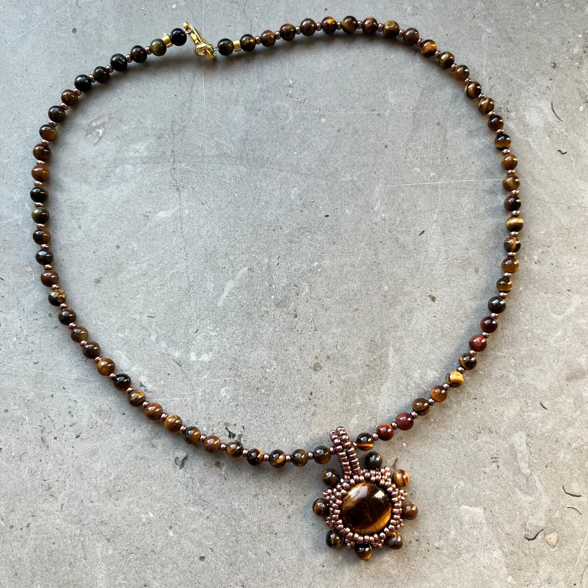 Handgjort halsband av tigeröga pärlor