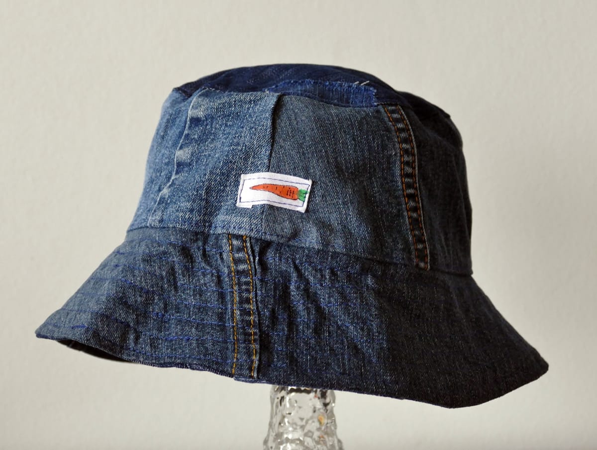 Buckethatt, fiskehatt, sydd av återbrukade blå jeans.