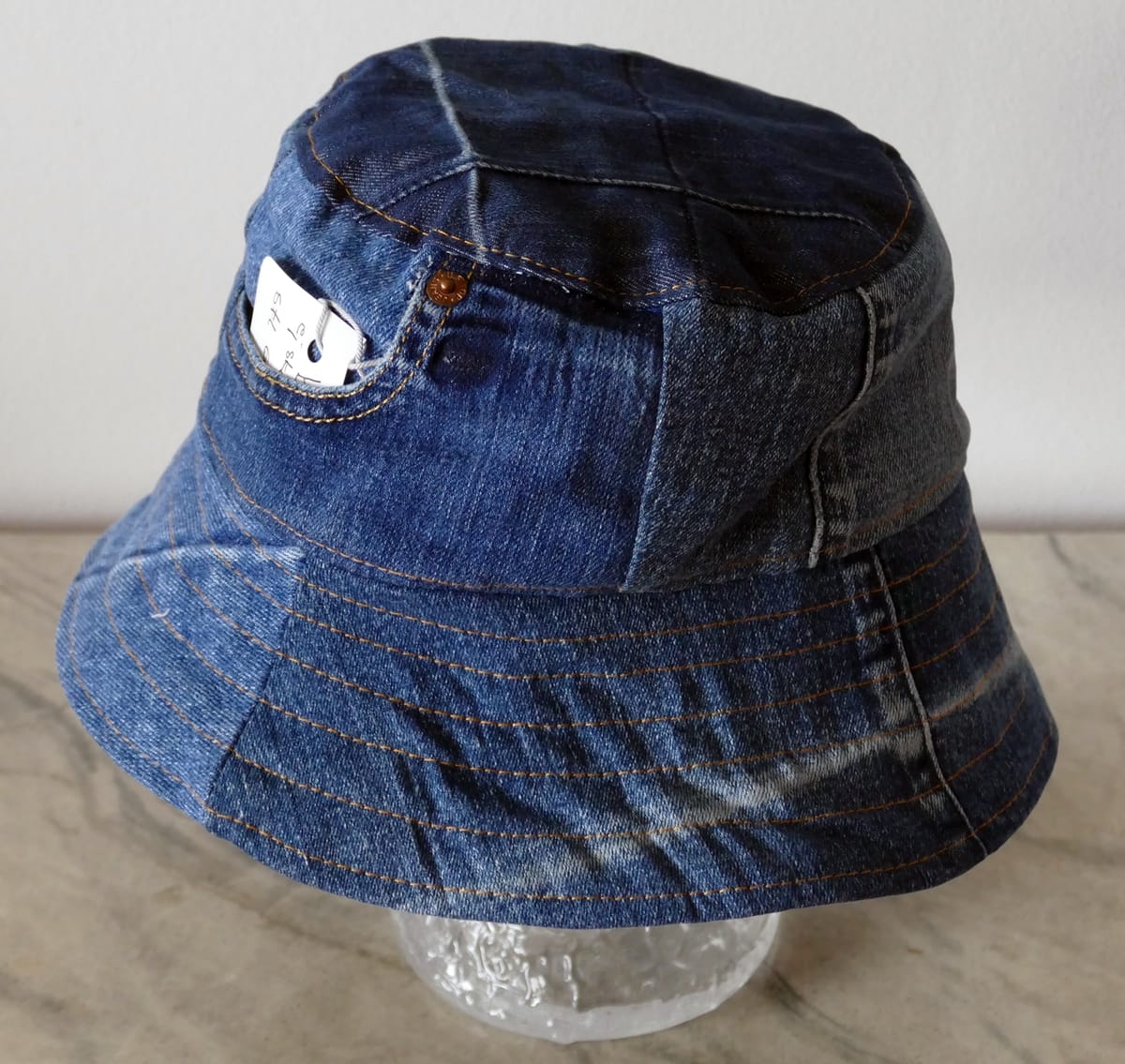 Jeanshatt, buckethat. Snygg och moderiktig hatt av återbrukade jeans.