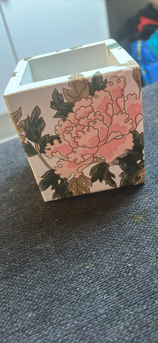 Handgjord pennhållare / förvaring i trä – blommigt motiv