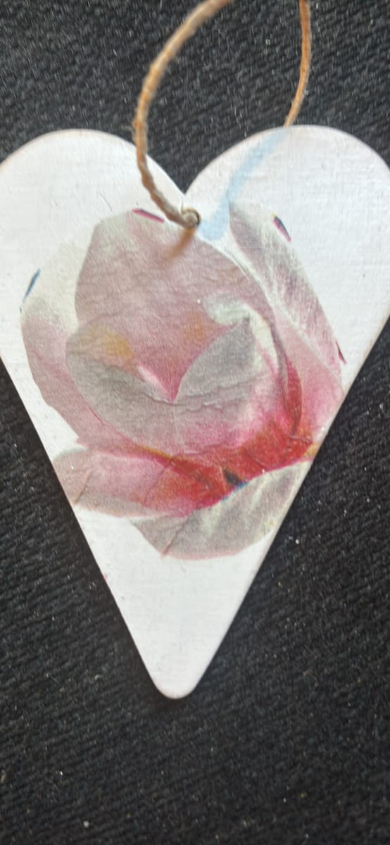 Handgjort trähjärta med ros – romantisk väggdekoration