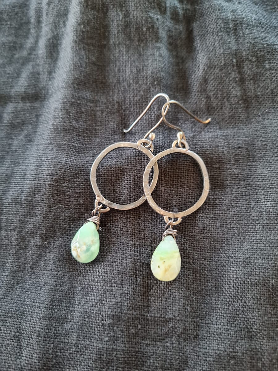 Silverörhängen med krysopras droppe