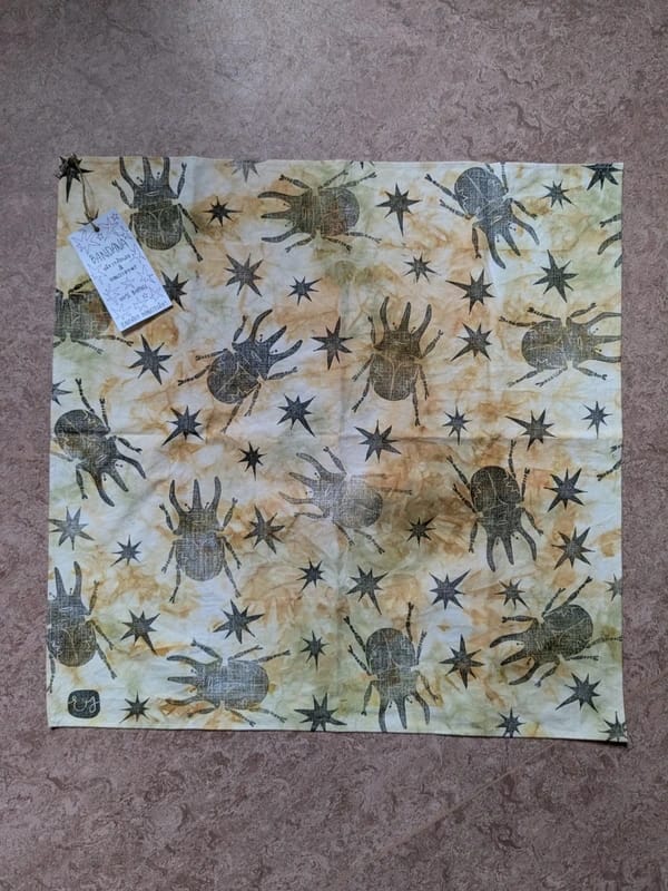 Växtfärgad bandana med linoleumtryck