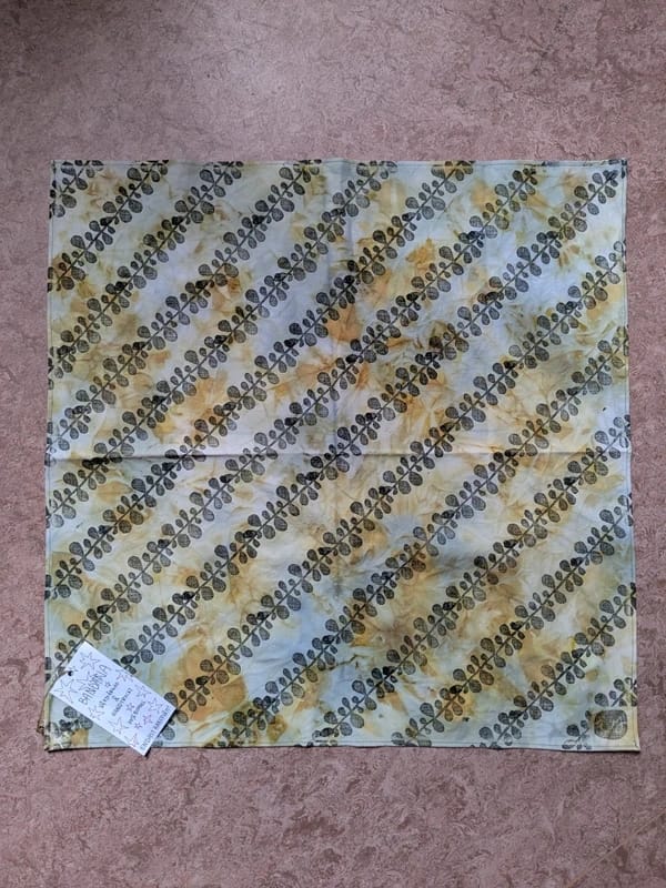 Växtfärgad bandana med linoleumtryck