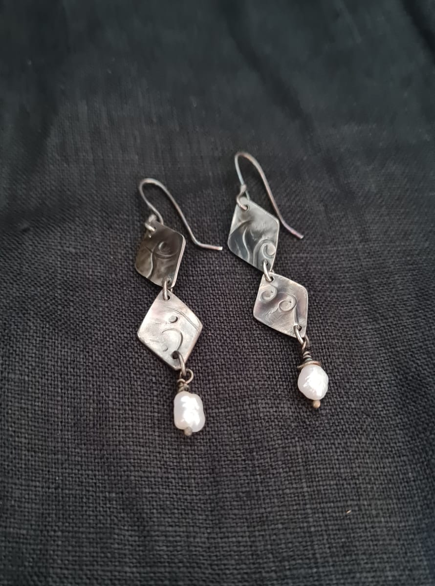 Mönstrade örhängen med pärlor