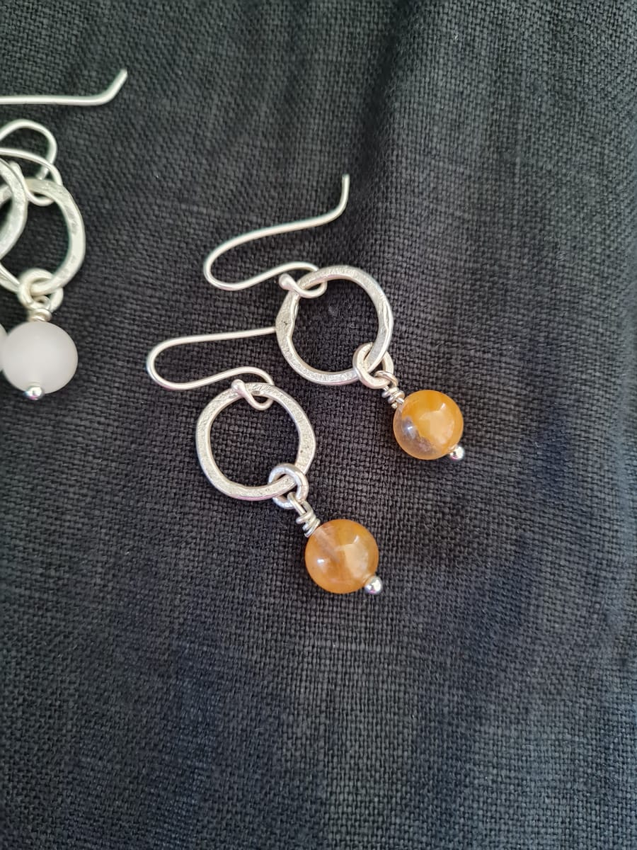 Silverörhängen med citrinpärla