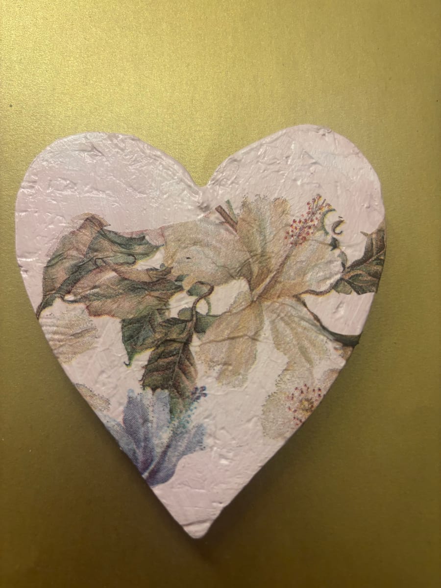 Handgjort hjärta med blommotiv – 9×10 cm, unik väggdekoration