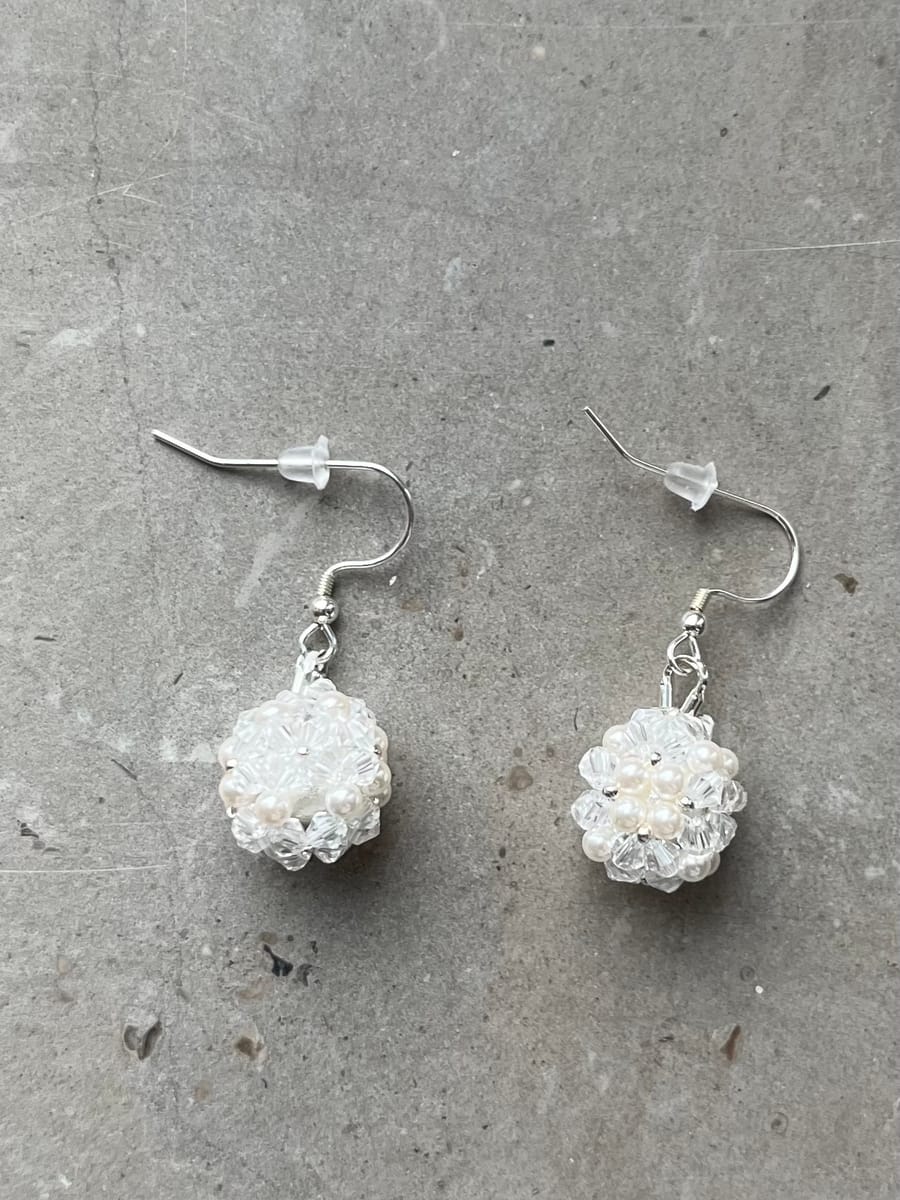 Örhängen med pärlor och krokar i sterlingsilver