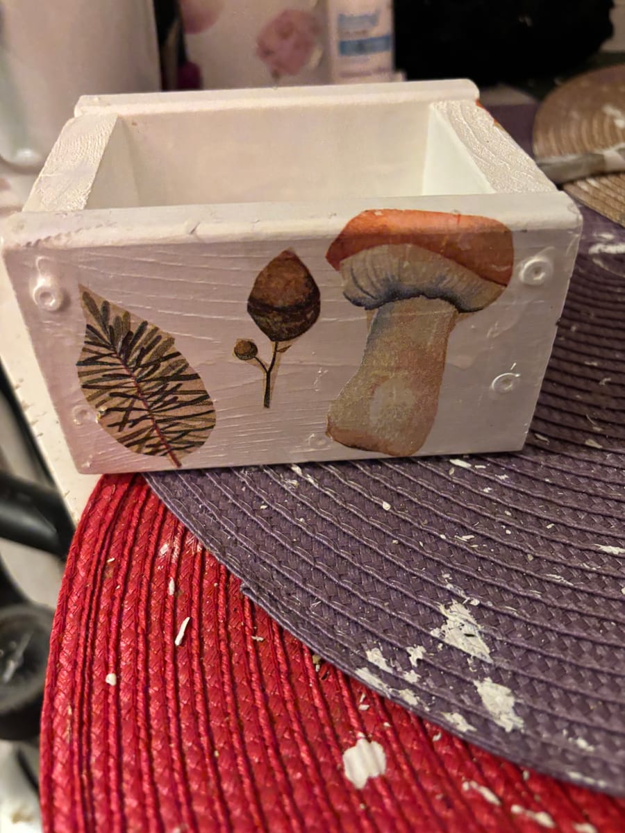 Handgjord minilåda i trä – skogskänsla i litet format 🌲🍄