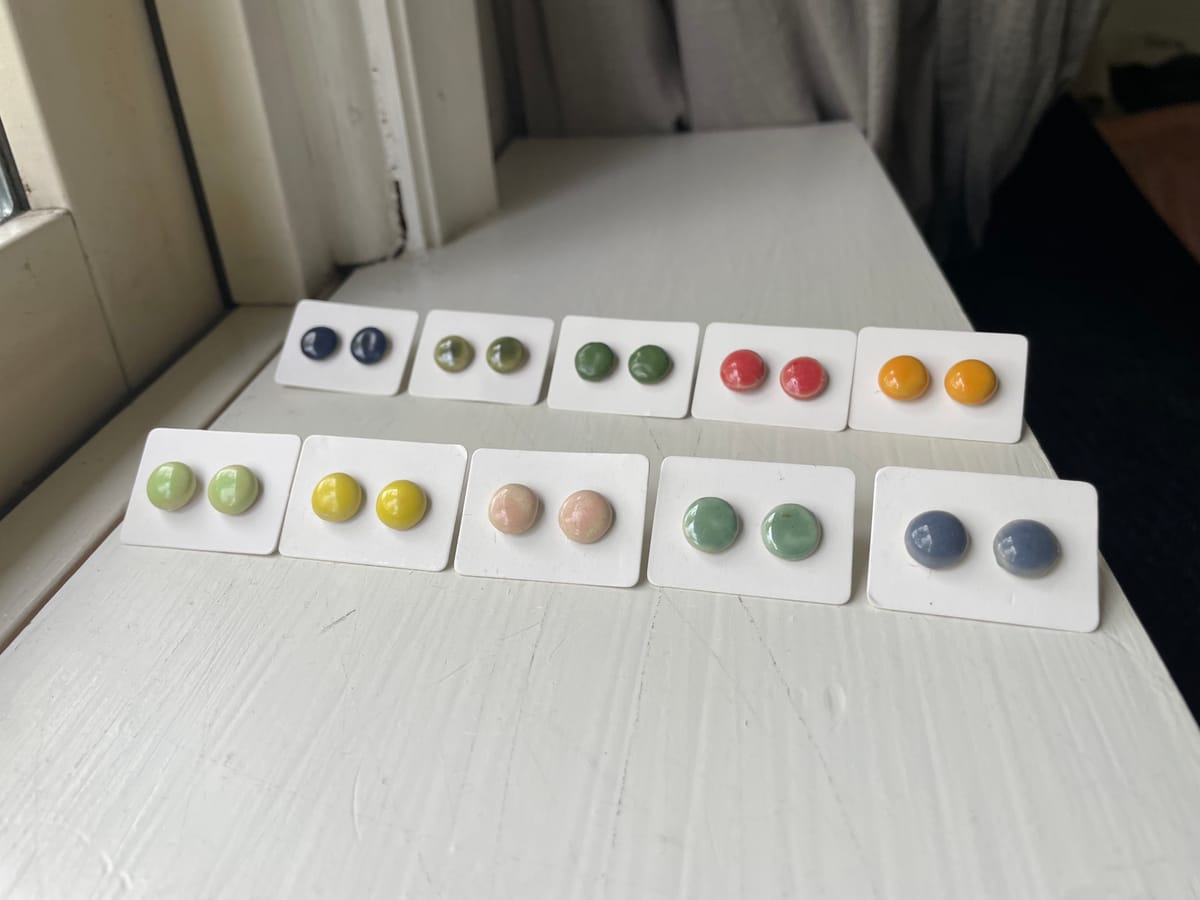Små keramik+silver örhängen 8mm