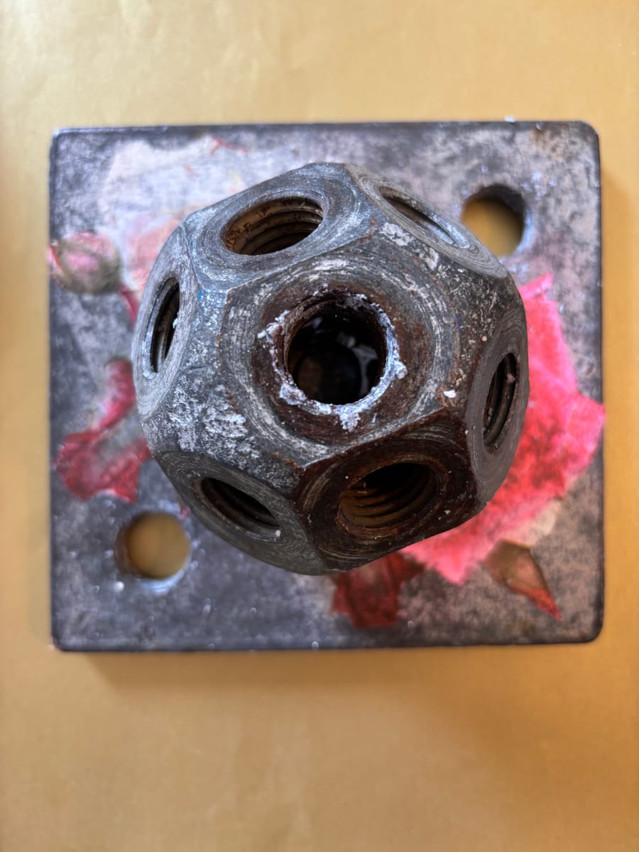 🖤 Handgjord unik ljusstake i industriell romantisk stil – återbruk med rosor & rå metall 🕯️🌹