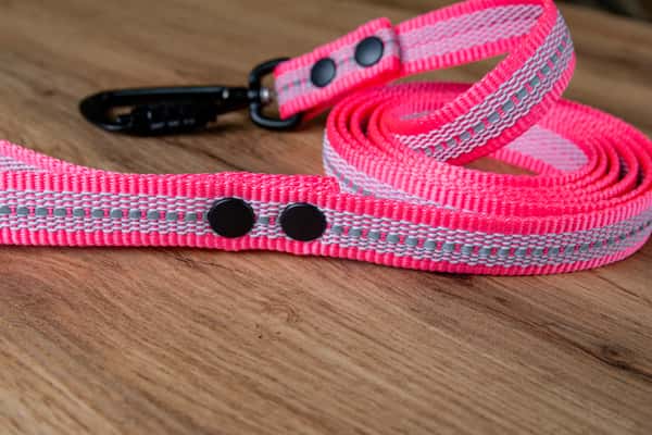 Rosa Reflexkoppel med Antiglid och Twist-Lock karbinhake, 20 mm