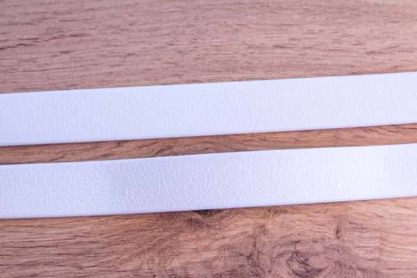 Vitt hundkoppel med Twist-Lock karbinhake, 20 mm