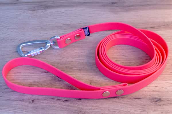 Neonrosa hundkoppel med Twist-Lock karbinhake, 20 mm