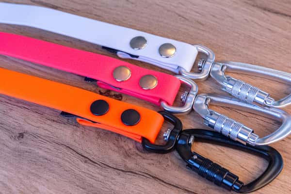 Neonrosa hundkoppel med Twist-Lock karbinhake, 20 mm