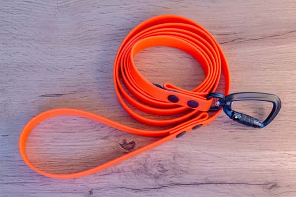 Neon-orange Biothane hundkoppel med Twist-Lock karbinhake, 20 mm