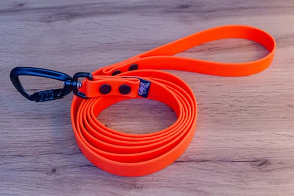 Neon-orange Biothane hundkoppel med Twist-Lock karbinhake, 20 mm