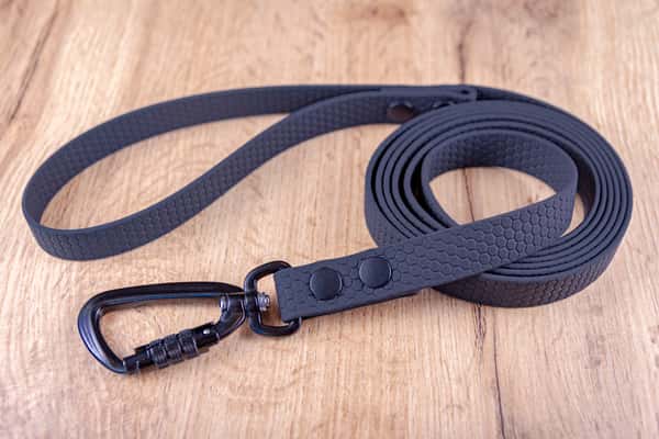 Hexa Svart Biothane hundkoppel med Twist-Lock karbinhake, 20 mm