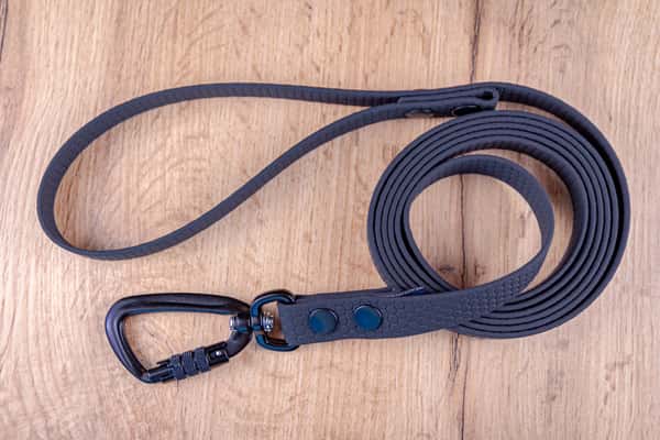 Hexa Svart Biothane hundkoppel med Twist-Lock karbinhake, 20 mm
