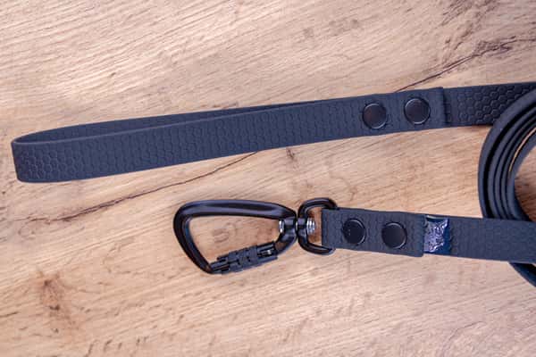 Hexa Svart Biothane hundkoppel med Twist-Lock karbinhake, 20 mm