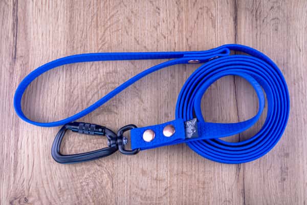 Hexa Blå hundkoppel med Twist-Lock karbinhake, 20 mm