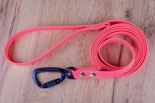 Hexa Rosa hundkoppel med Twist-Lock karbinhake, 20 mm