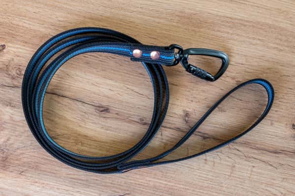Blått & Svart Antiglidkoppel med Twist-Lock karbinhake, 20 mm