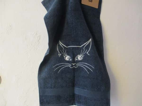Frottehandduk med maskinbroderat motiv, katt. 30 x 50 cm. Blå.
