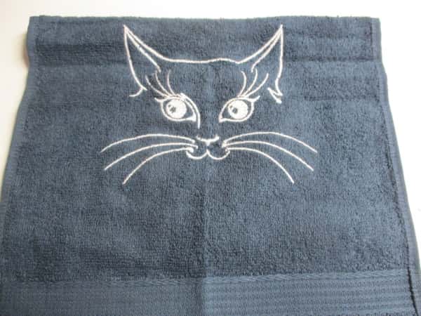 Frottehandduk med maskinbroderat motiv, katt. 30 x 50 cm. Blå.