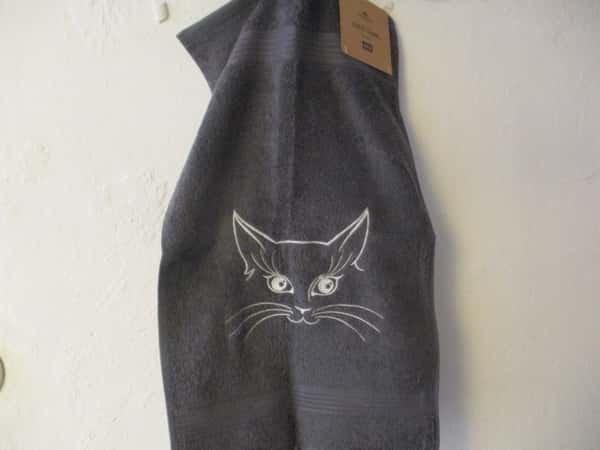 Frottehandduk med maskinbroderat motiv, katt. 30 x 50 cm. Grå.