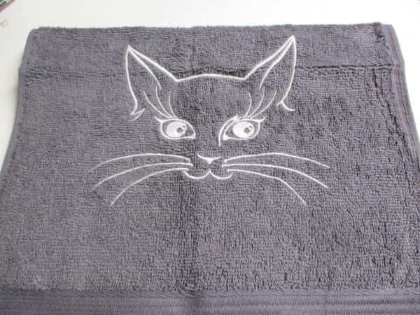 Frottehandduk med maskinbroderat motiv, katt. 30 x 50 cm. Grå.